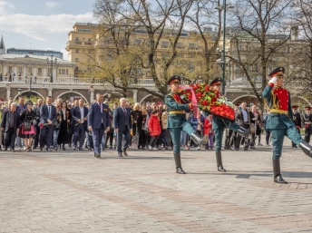 Цветы к Вечному Огню у Кремлевской стены
